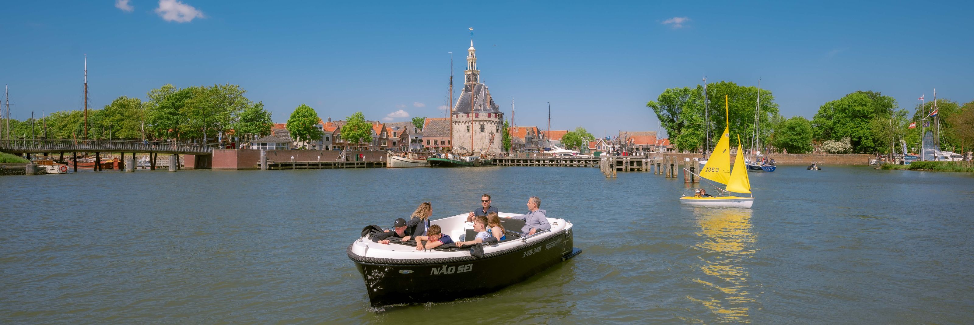 Sloep op het water bij Hoorn